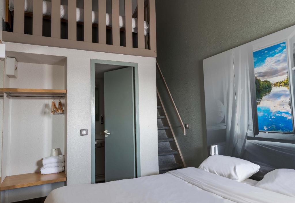 Postel nebo postele na pokoji v ubytování B&B HOTEL Orléans Ouest La Chapelle-Saint-Mesmin