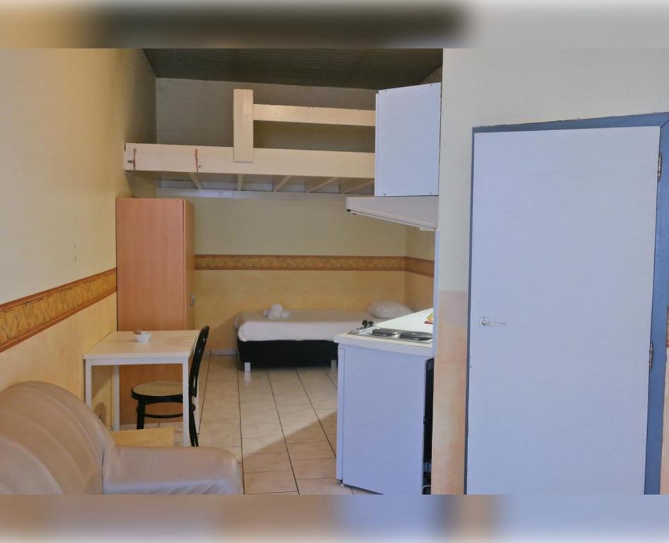 um pequeno quarto com uma cozinha e um beliche em Room in Apartment - Condo Gardens Leuven - Student Flat Semiduplex em Lovaina
