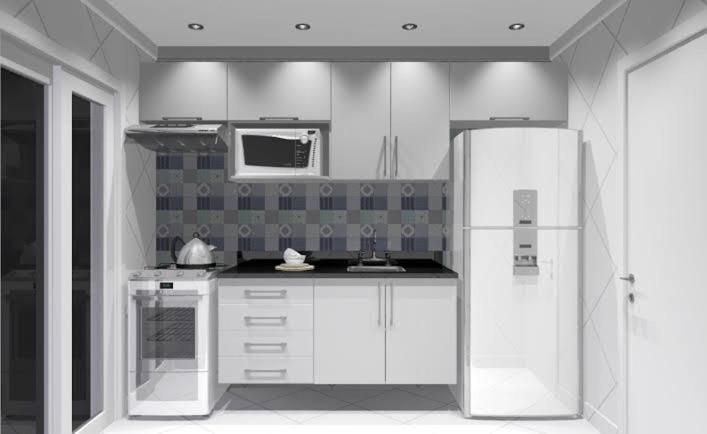 uma cozinha com armários brancos e um frigorífico em Casinha do barco em Capão Redondo