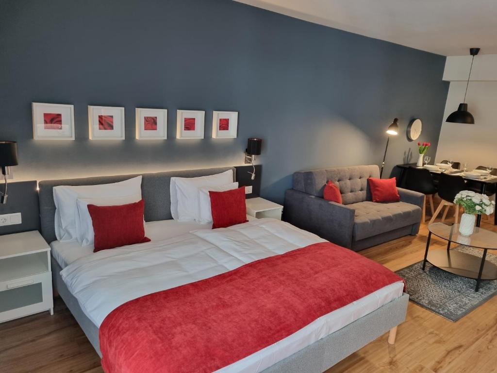 een slaapkamer met een groot bed en een bank bij RiverCity Apartments in Boedapest