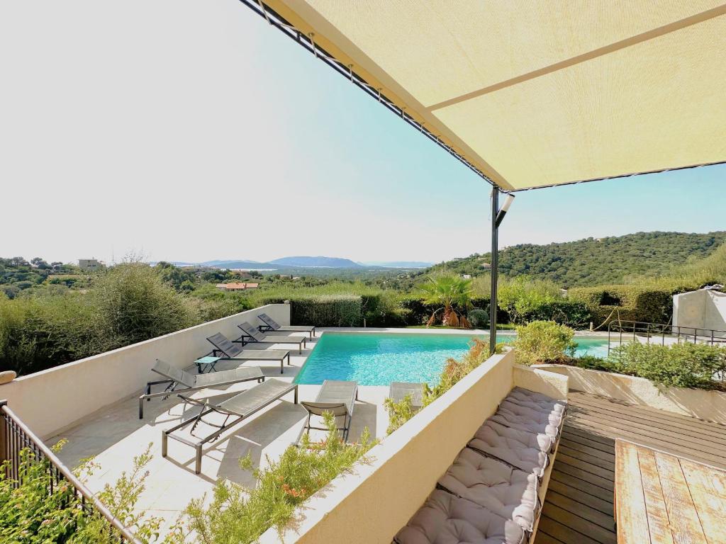 vistas a la piscina desde el balcón de una casa en Villa Dolce, en Sainte-Lucie de Porto-Vecchio
