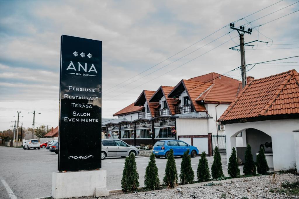 un panneau dans un parking en face d'un bâtiment dans l'établissement PENSIUNEA ANA, à Piatra Neamţ