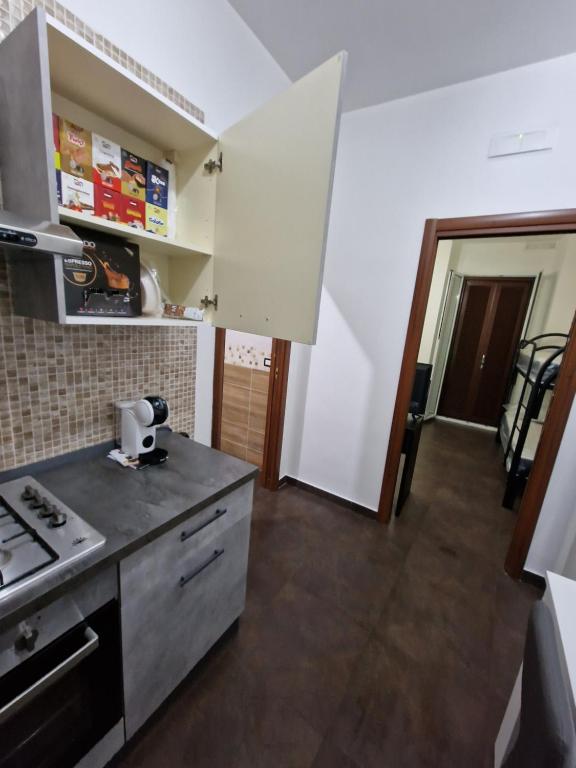 een keuken met een fornuis en een aanrecht bij Appartamento Napoli ,casa vacanza e b&b in Napels