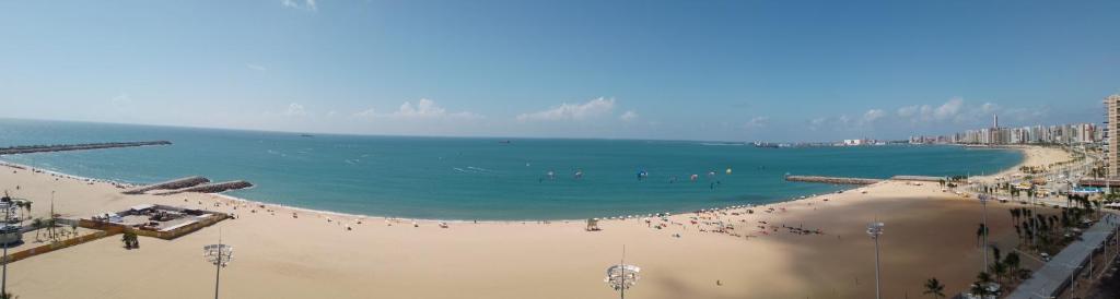 uma vista para uma praia com pessoas na água em Terraços, Frente Mar para o Atlântico em Fortaleza