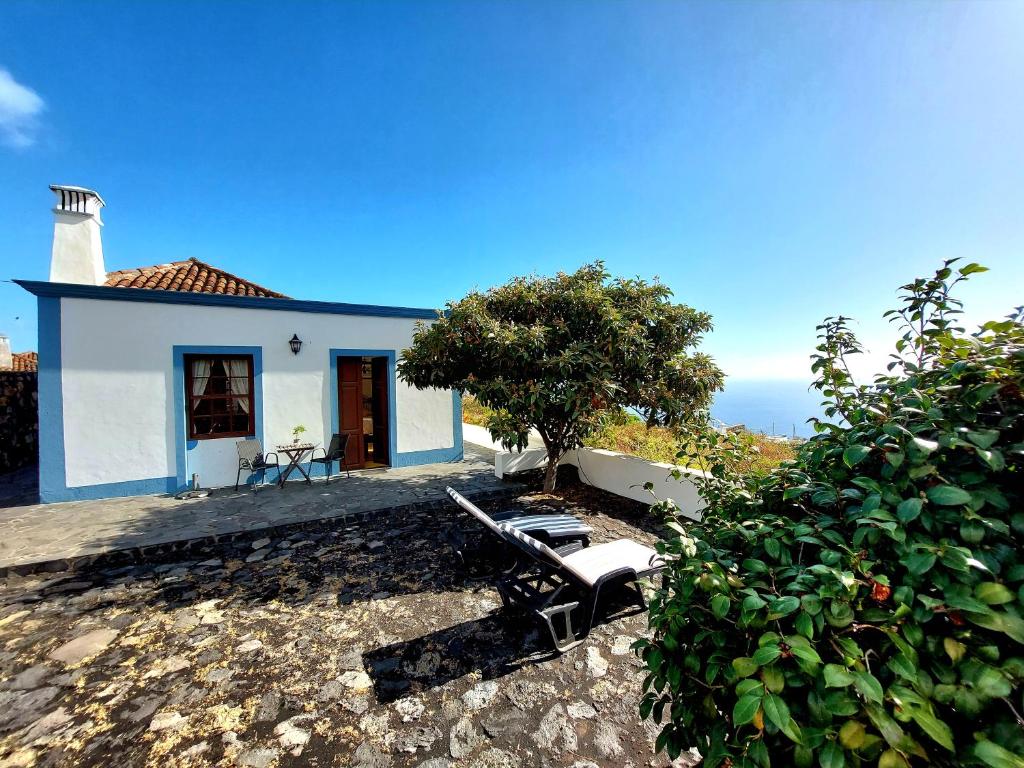 a house with a bench in front of it at Callejones in Mazo