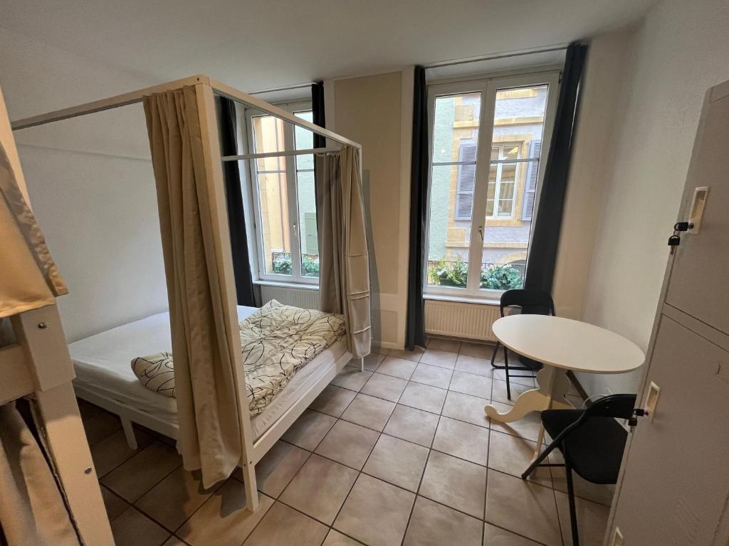 Postel nebo postele na pokoji v ubytování Best deal in Neuchâtel city center