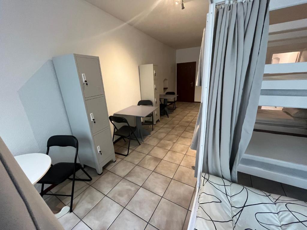 Postel nebo postele na pokoji v ubytování Best deal in Neuchâtel city center