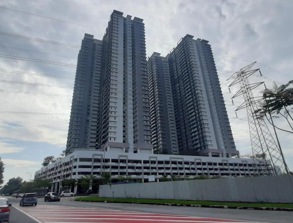 un gran edificio de apartamentos con edificios altos en Aurora Residence Puchong Prima, en Puchong