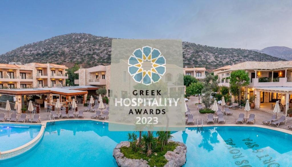 um resort com um cartaz que lê os prémios de hospitalidade ecológica em Cactus Royal Spa & Resort em Stalida