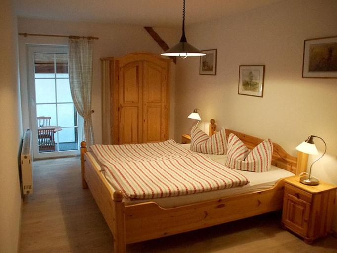- une chambre avec un lit et 2 oreillers dans l'établissement Hirschhof Hildebrandt, 