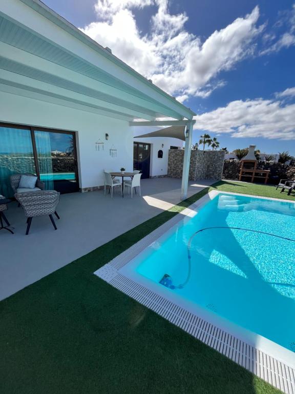 a house with a swimming pool and a patio at LA ERA 2 in El Cotillo
