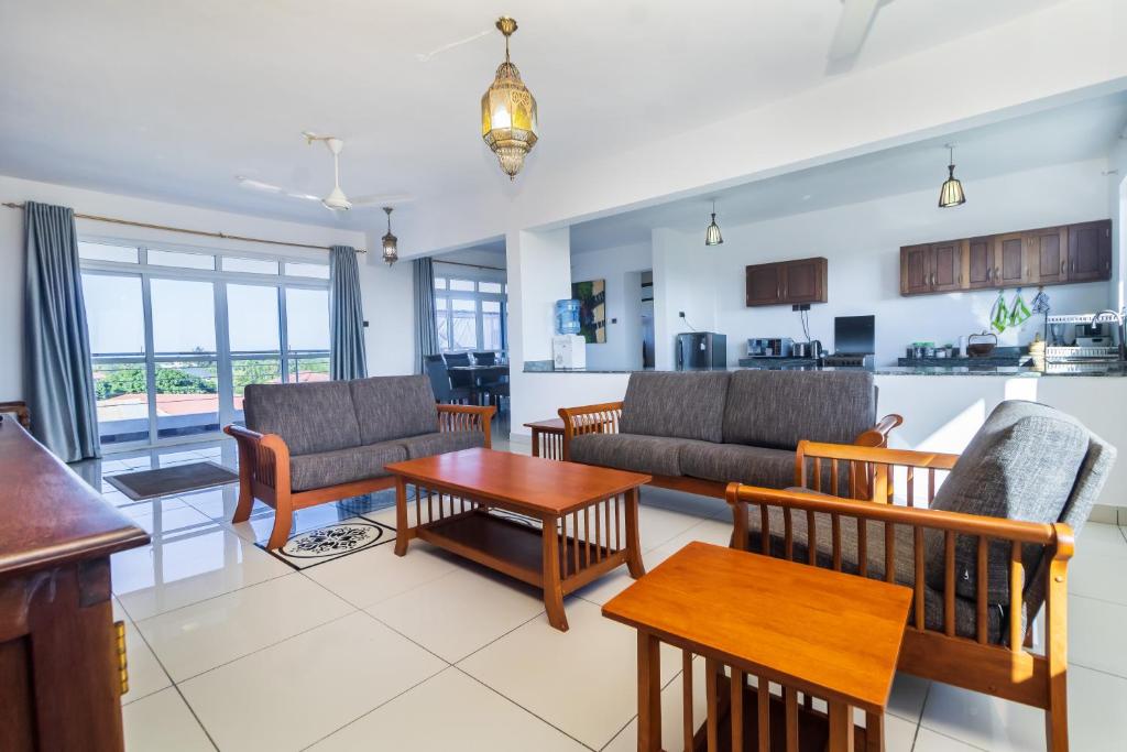 ein Wohnzimmer mit Sofas und einem Tisch in der Unterkunft luzlux penthouse Diani in Ukunda