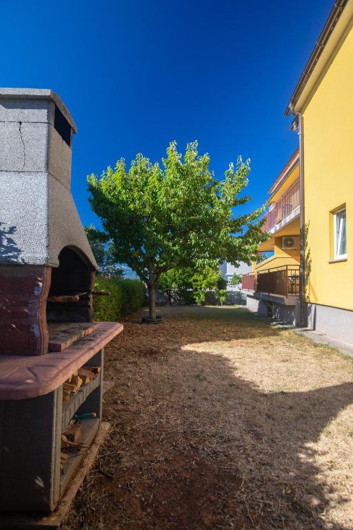 Vonkajšia záhrada v ubytovaní Tom's House Njivice