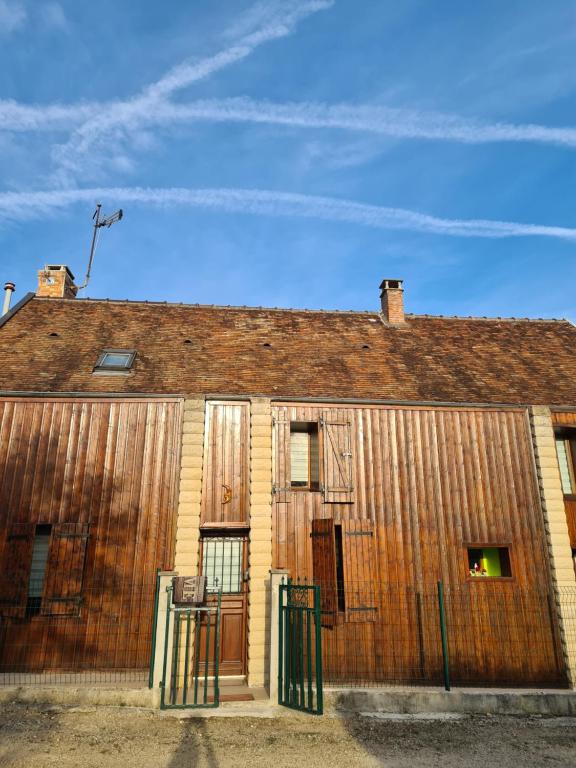 an old wooden building with a fence in front of it at LA REUNION LE LA 