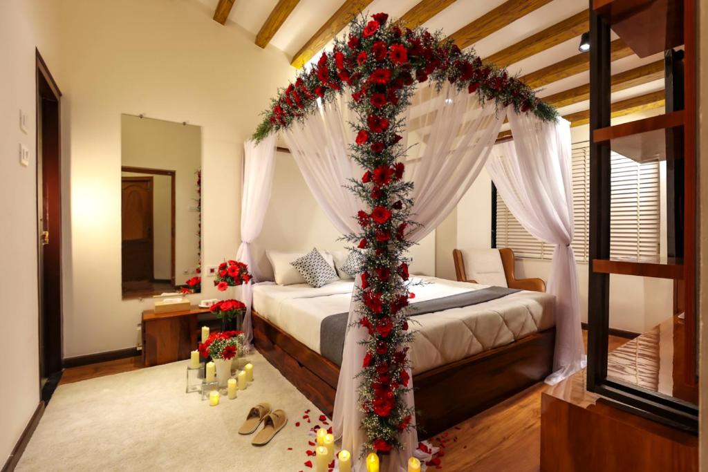 Dormitorio con cama y decoración navideña en Green Wood Hill Cottage, en Ooty