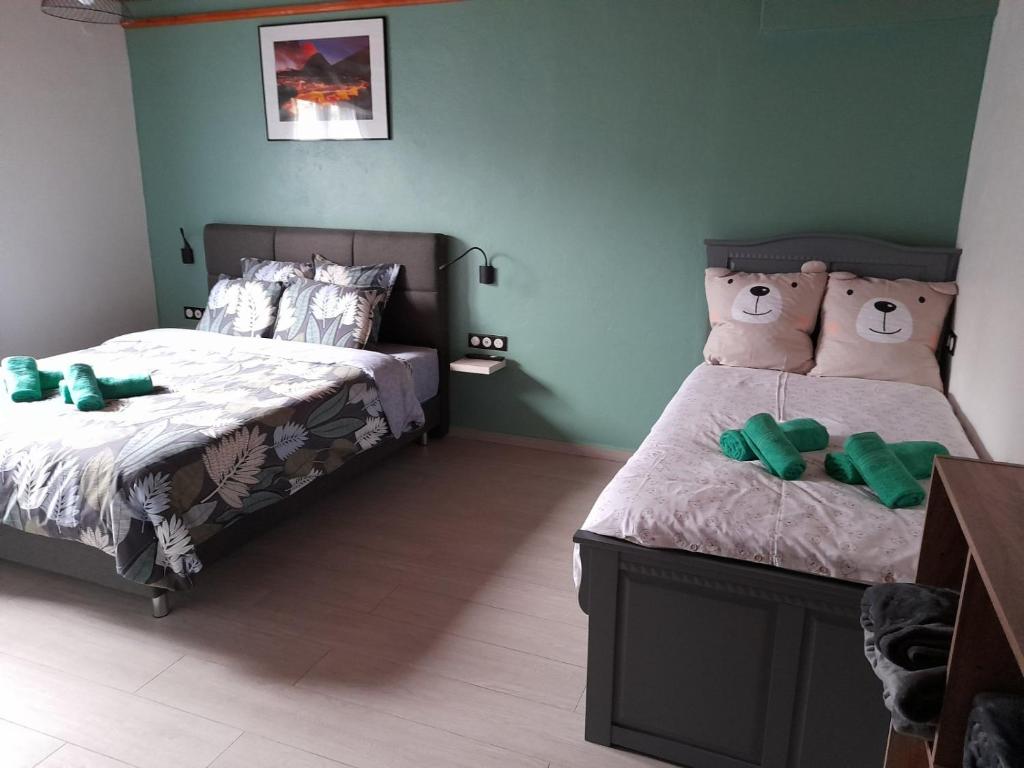 Postel nebo postele na pokoji v ubytování LES SOMMETS DE SALAZIE CHAMBRES D'HÔTES