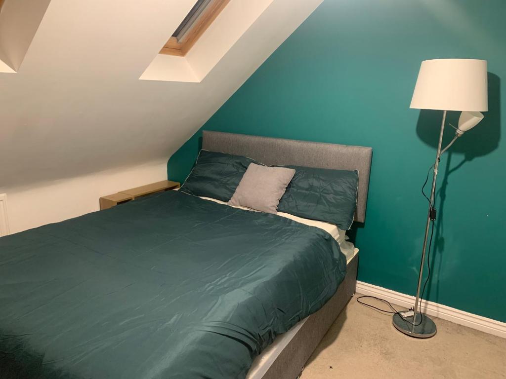 Postelja oz. postelje v sobi nastanitve Comfy double Bedroom in Greater Manchester