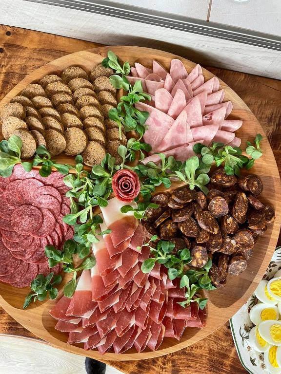 Jedlo v ubytovaní bed & breakfast alebo blízkom okolí