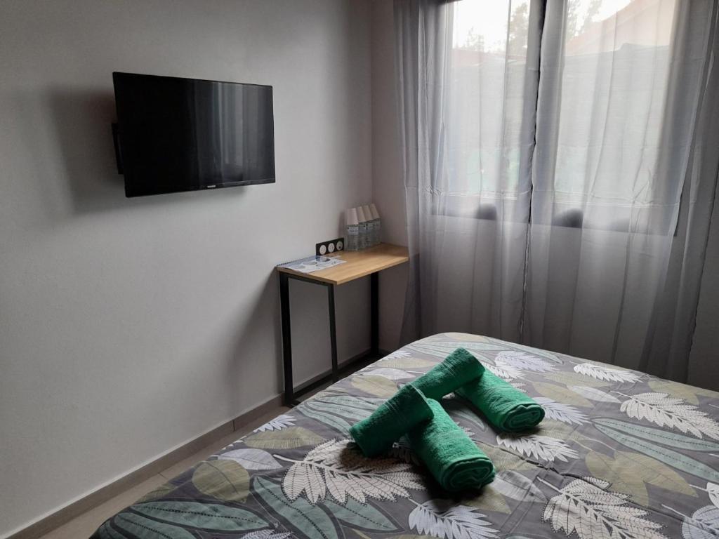 TV a/nebo společenská místnost v ubytování LES SOMMETS DE SALAZIE CHAMBRES D'HÔTES