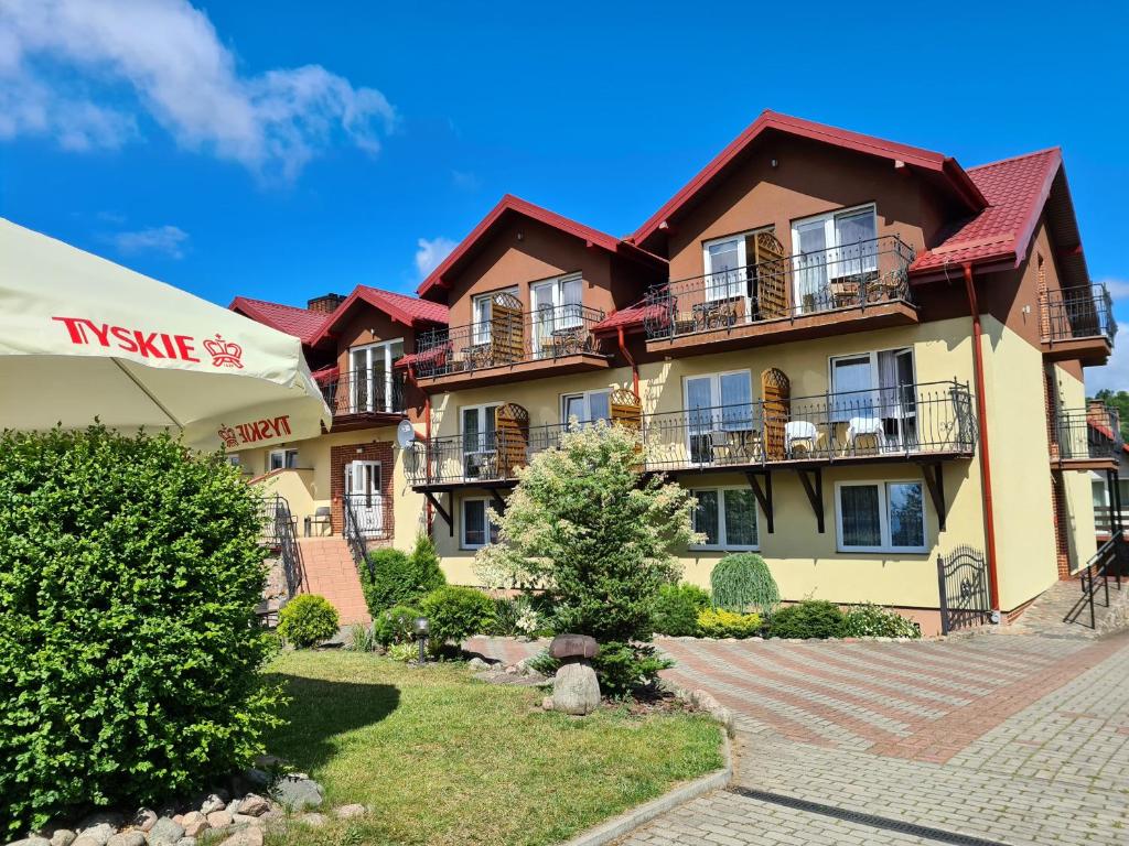 un gran edificio de apartamentos con balcones. en Ostrzycka Gościna u Maryli, en Ostrzyce