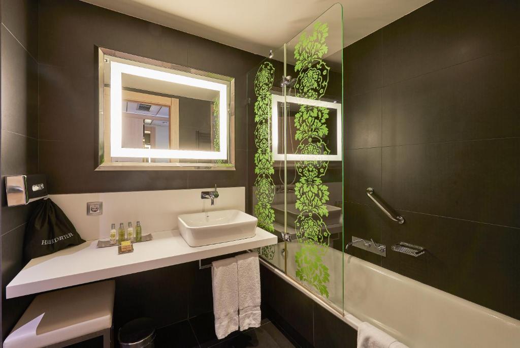 Koupelna v ubytování DoubleTree by Hilton Girona