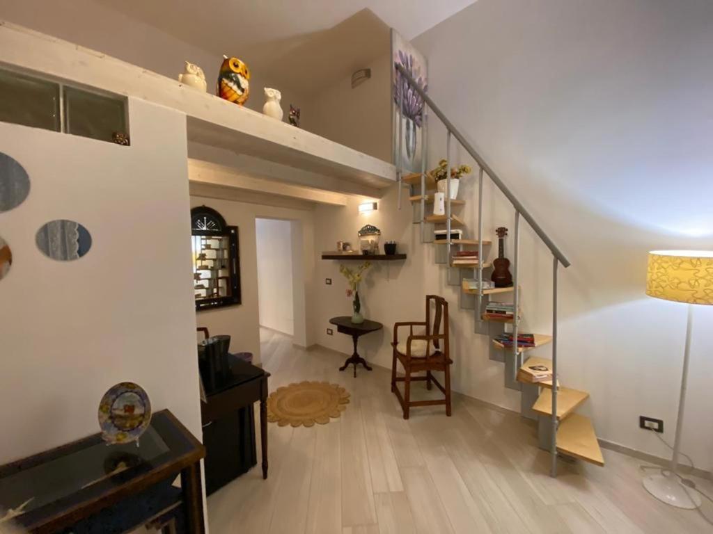 un couloir avec un escalier et un salon dans l'établissement La Casetta Isonzo, à Syracuse