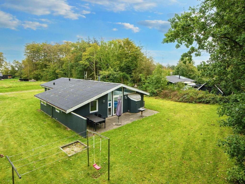 una vista aérea de una casa verde en un campo en 8 person holiday home in rsted en Kare