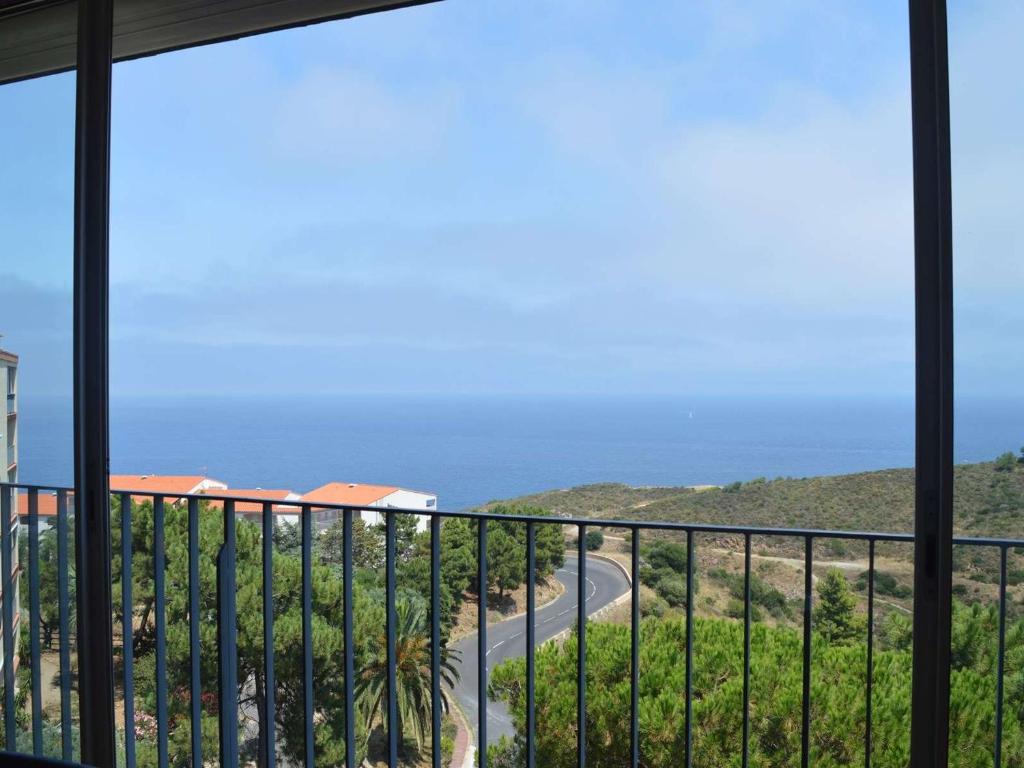 d'un balcon avec vue sur une route. dans l'établissement Appartement T2 climatisé avec parking proche mer - FR-1-225C-6, à Banyuls-sur-Mer