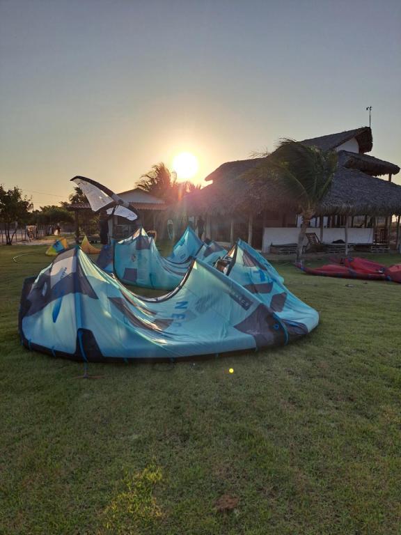 un gruppo di tende sull'erba in un campo di Amazônia Kite Club a Luis Correia