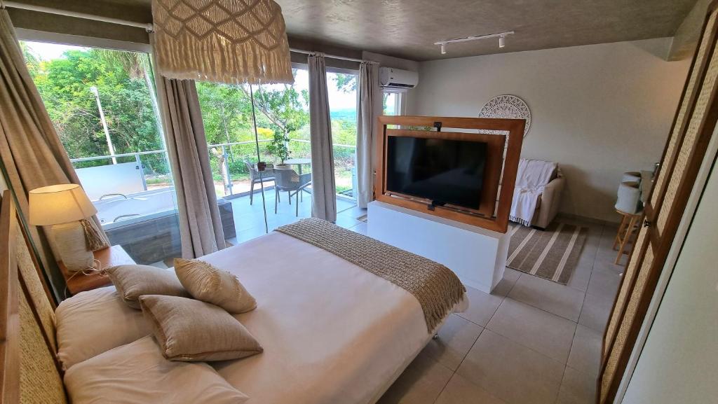 Postel nebo postele na pokoji v ubytování Lasuiza Suites
