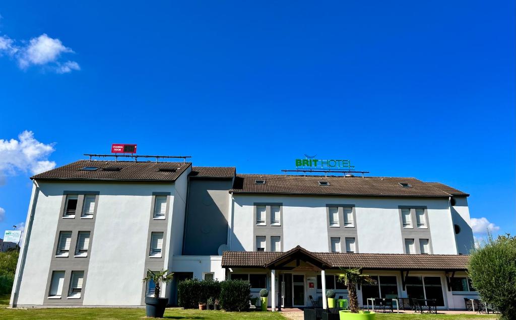 ヴァル・ド・ルイユにあるBrit Hotel Rouen Sud Val De Reuilの青空を背景にしたホテルビル