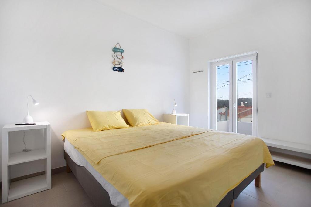1 dormitorio blanco con 1 cama grande con sábanas amarillas en Calma House, en Santo Isidoro