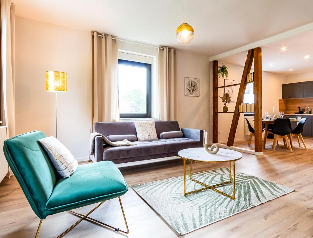 een woonkamer met een bank en een tafel bij RELAX-Apartment, Sauna, Free Coffee, 105m2 in Mühlacker