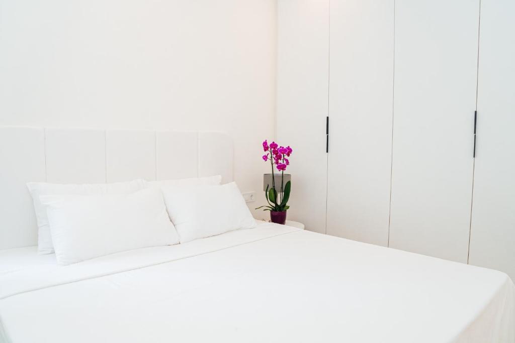 Postel nebo postele na pokoji v ubytování Sunraf Luxe Apartments