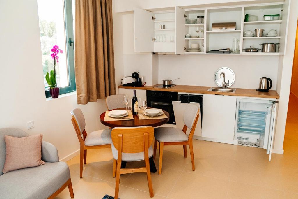 Kuchyň nebo kuchyňský kout v ubytování Sunraf Luxe Apartments