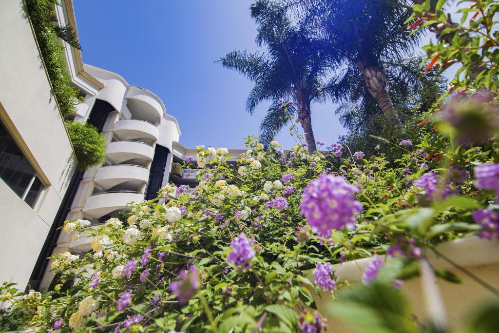 un ramo de flores al lado de un edificio en Apartamento Puerto Banus, en Marbella