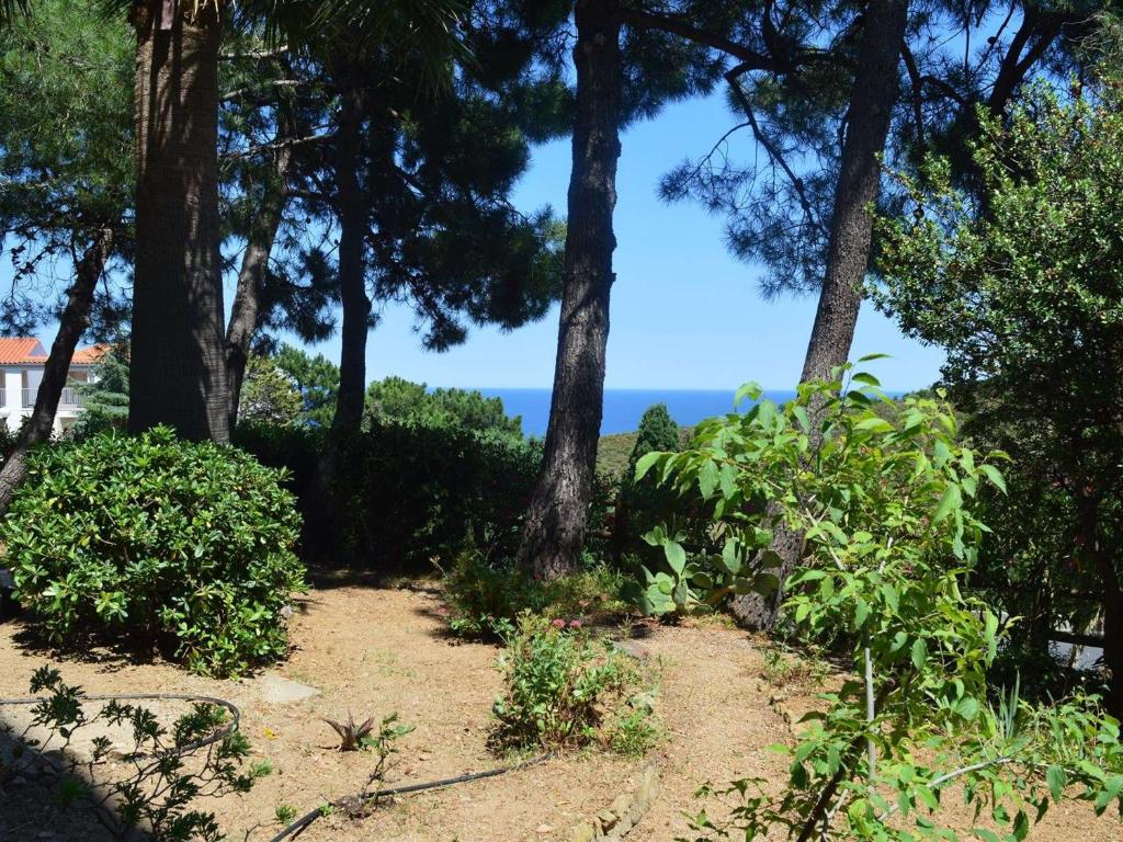 a garden with trees and the ocean in the background at Appartement Banyuls-sur-Mer, 3 pièces, 5 personnes - FR-1-225C-77 in Banyuls-sur-Mer