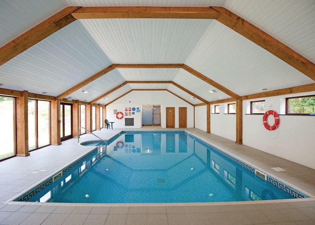 a large indoor swimming pool in a house at Green Acres Cottages in Par