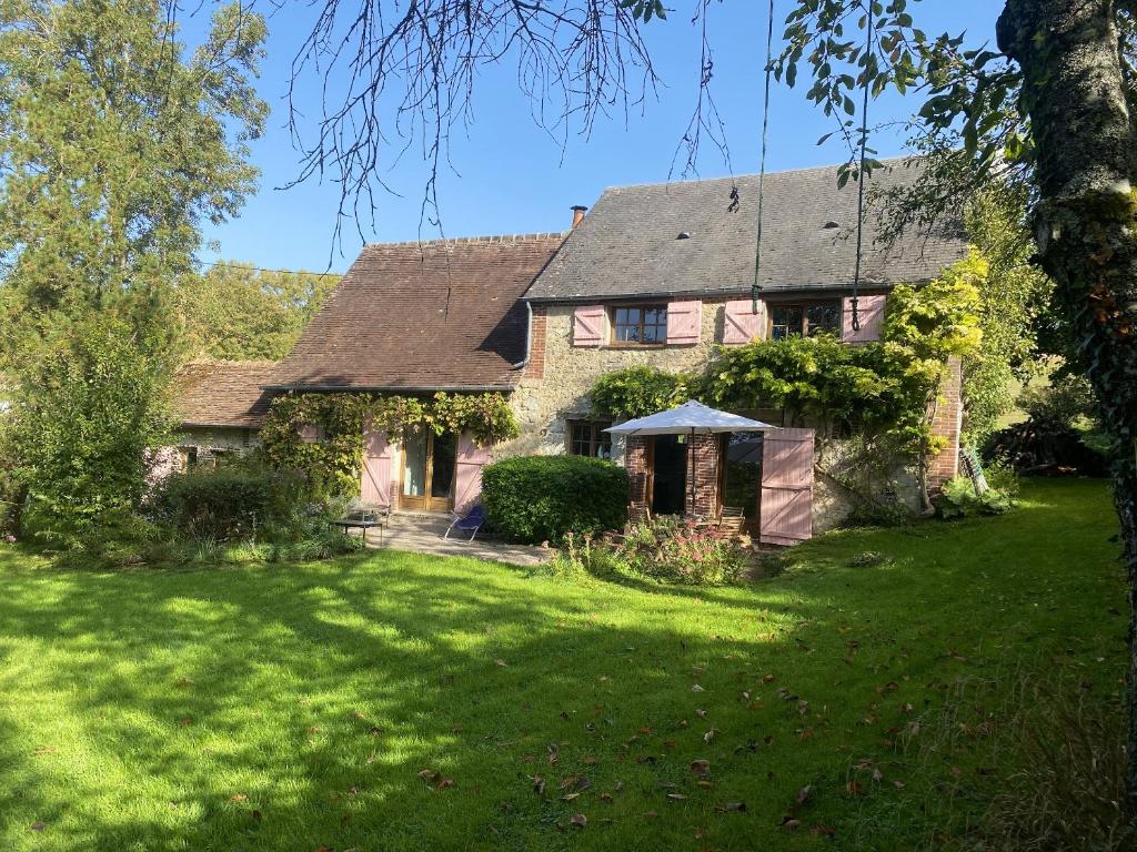 una casa con un patio verde delante de ella en Maison de 3 chambres avec jardin amenage et wifi a Maheru, en Mahéru