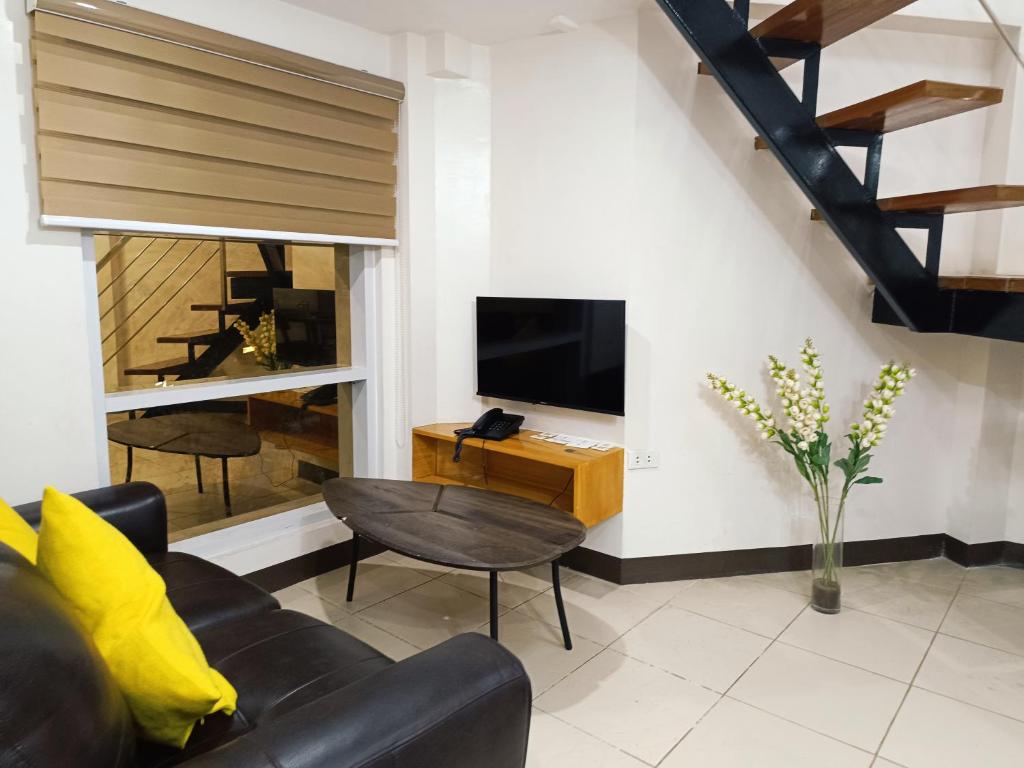 TV a/nebo společenská místnost v ubytování FB DORMITEL SUITES