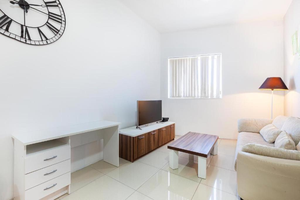 Posezení v ubytování Stylish & Super Central 2BR apartment by 360 Estates