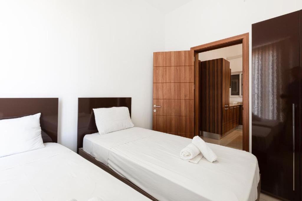 Postel nebo postele na pokoji v ubytování Stylish & Super Central 2BR apartment by 360 Estates