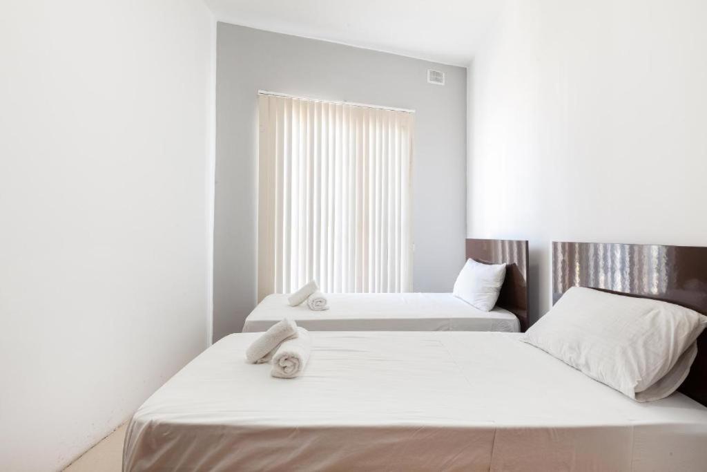Postel nebo postele na pokoji v ubytování Stylish & Super Central 2BR apartment by 360 Estates