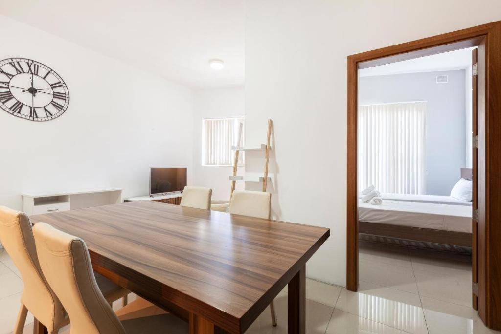 Postel nebo postele na pokoji v ubytování Stylish & Super Central 2BR apartment by 360 Estates