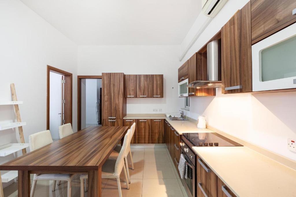 Kuchyň nebo kuchyňský kout v ubytování Stylish & Super Central 2BR apartment by 360 Estates