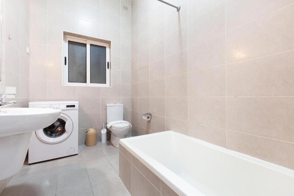 Koupelna v ubytování Stylish & Super Central 2BR apartment by 360 Estates