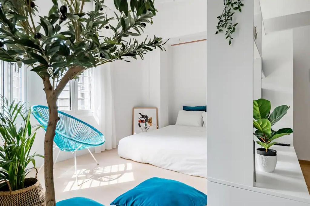 een slaapkamer met een palmboom en een bed bij Blue City Center Boutique Apartment in Thessaloniki