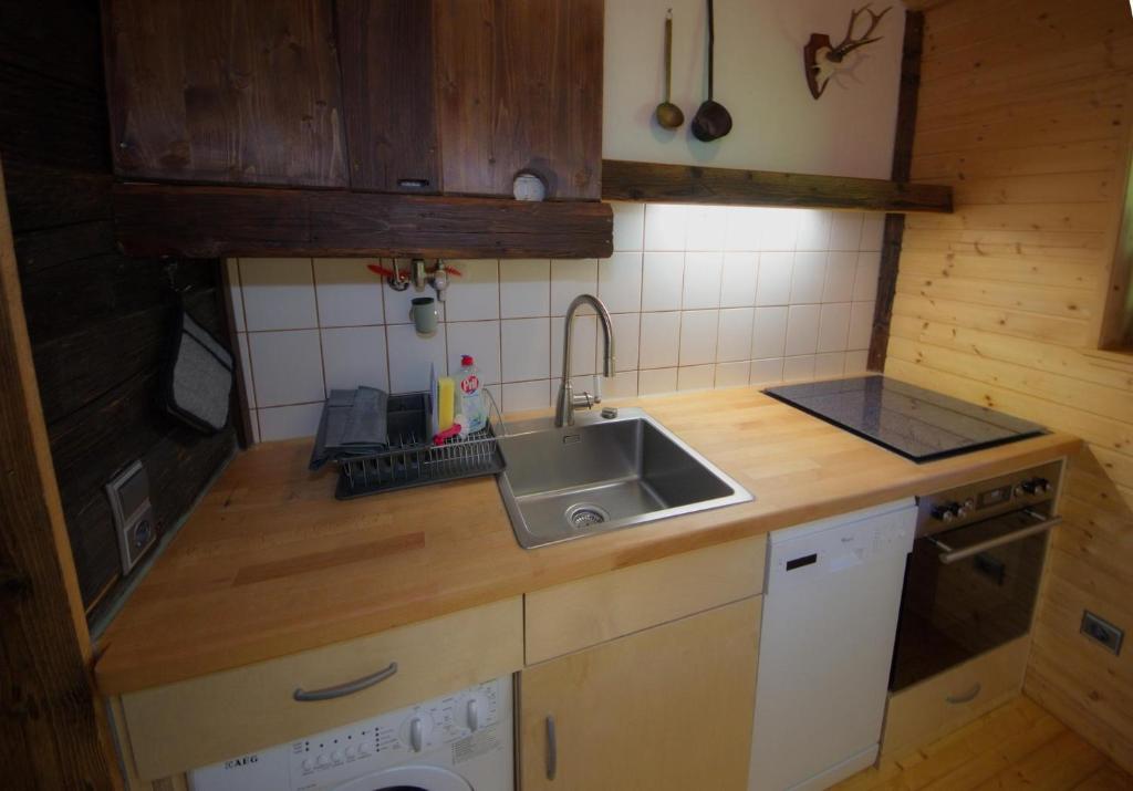 Kuchyň nebo kuchyňský kout v ubytování Falkert-Hütte „Beim Almöhi"