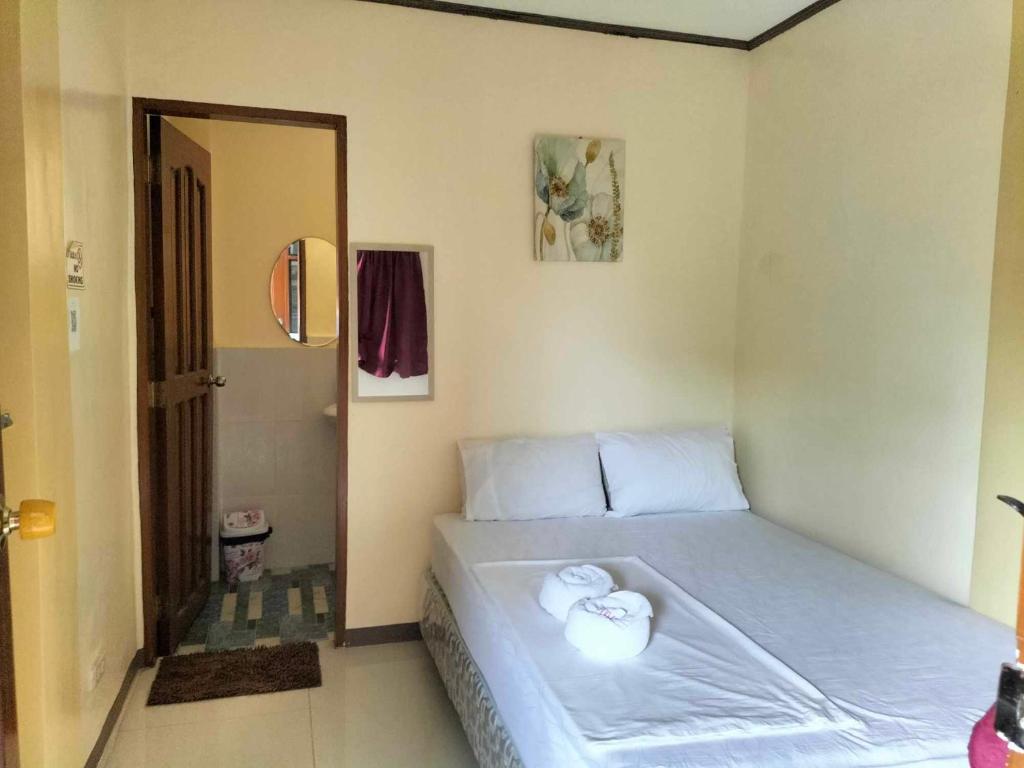 Postel nebo postele na pokoji v ubytování Brenmariel Tourist Inn