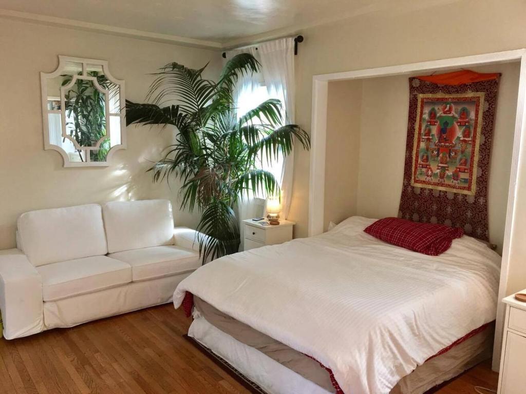 1 dormitorio con cama blanca y sofá blanco en Echo Park Home with Yard Your Private Oasis in the Heart of LA! en Los Ángeles